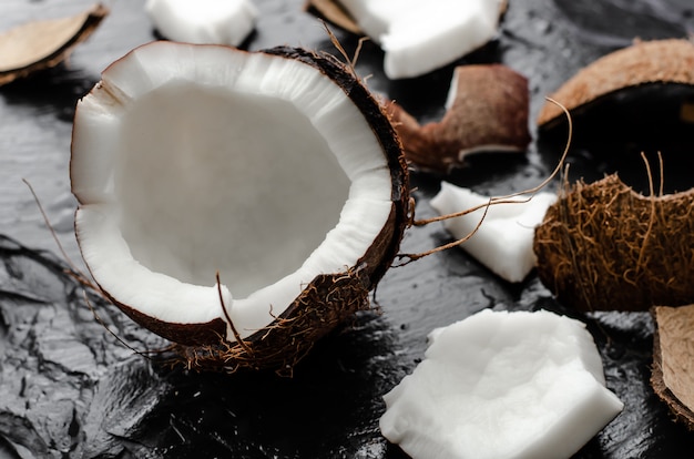 Noix de coco cassée fraîche