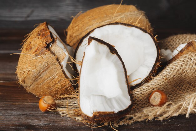 Noix de coco cassée sur une table en bois vieillie