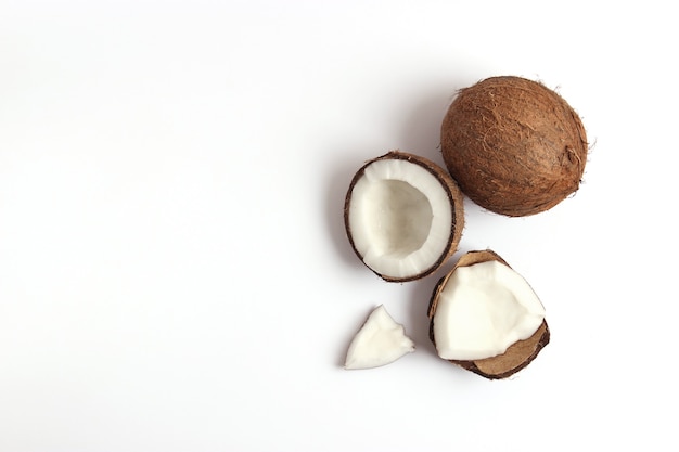 Noix de coco cassée sur une vue de dessus de fond blanc