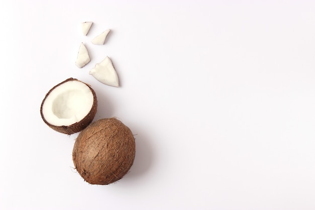 Noix de coco cassée sur une vue de dessus de fond blanc