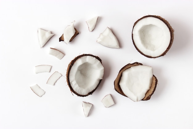 Noix de coco cassée sur une vue de dessus de fond blanc