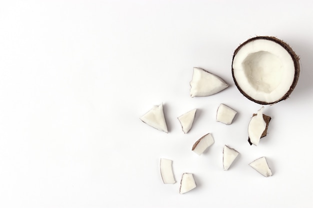 Noix de coco cassée sur une vue de dessus de fond blanc