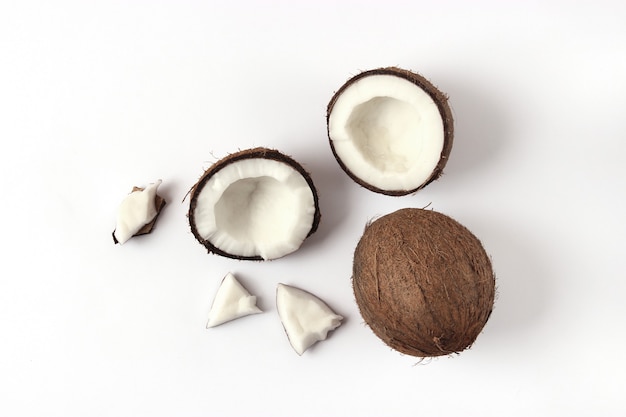 Noix de coco cassée sur une vue de dessus de fond blanc