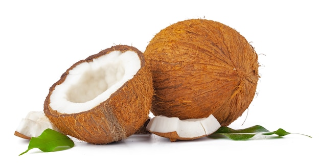 Noix de coco concassé avec des feuilles isolées sur fond blanc