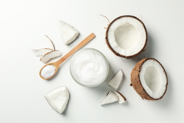 Noix de coco et cosmétiques blanc, vue de dessus