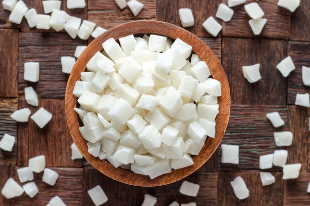 Noix de coco en cubes dans un bol en bois