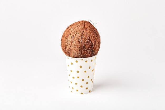 Photo noix de coco dans une tasse isolée, crème glacée à la noix de coco