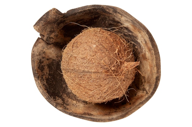 Noix de coco dans une vieille assiette en bois antique