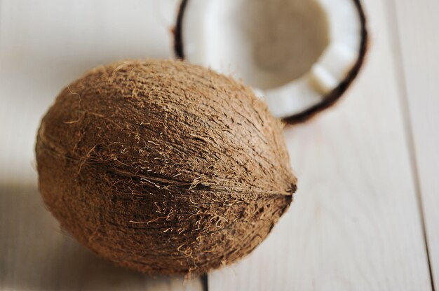 Noix de coco entière sur bois