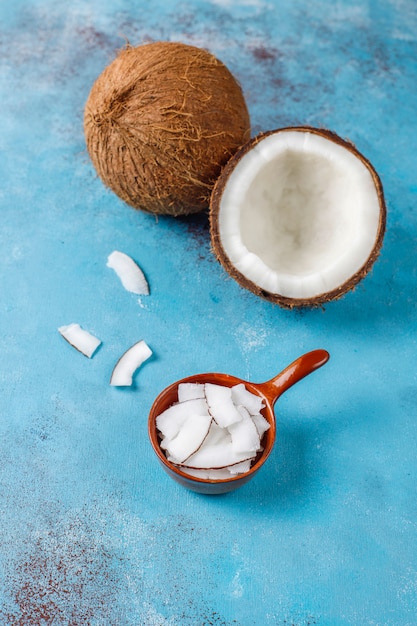 Noix de coco entière et divers morceaux de noix de coco