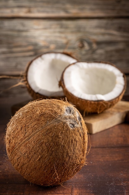 Noix de coco entière et morceaux de noix de coco sur la table