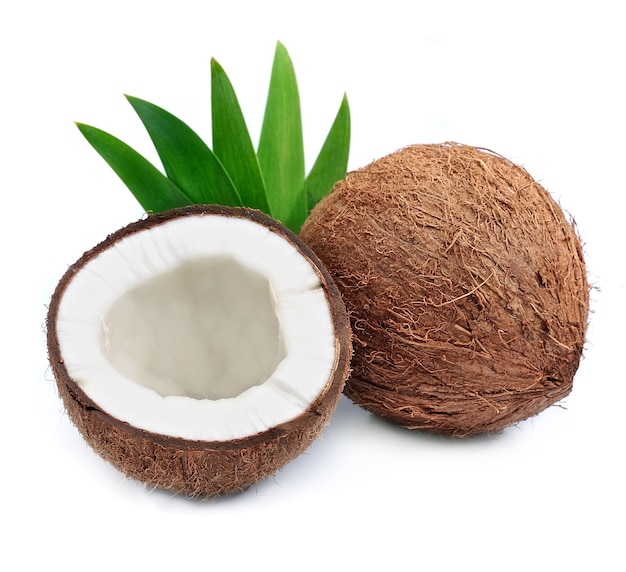 Noix de coco avec des feuilles sur blanc