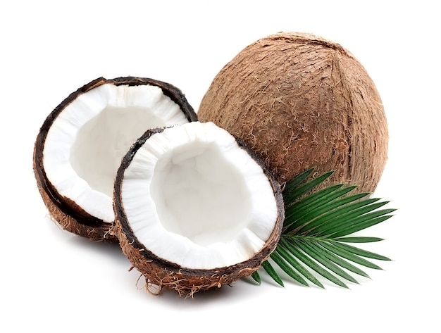 Noix de coco avec des feuilles sur fond blanc