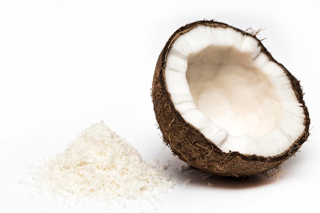 Noix de coco avec des flocons de noix de coco isolés sur fond blanc.