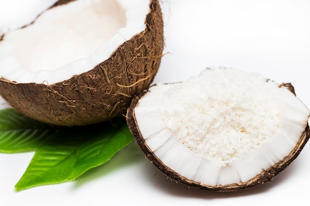 Noix de coco avec des flocons de noix de coco isolés sur fond blanc.