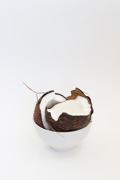 noix de coco sur fond blanc