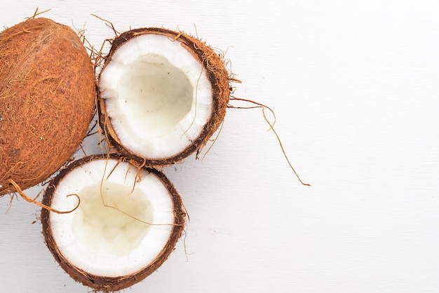 Noix de coco sur fond de bois Fruits tropicaux et noix Vue de dessus Espace libre pour le texte