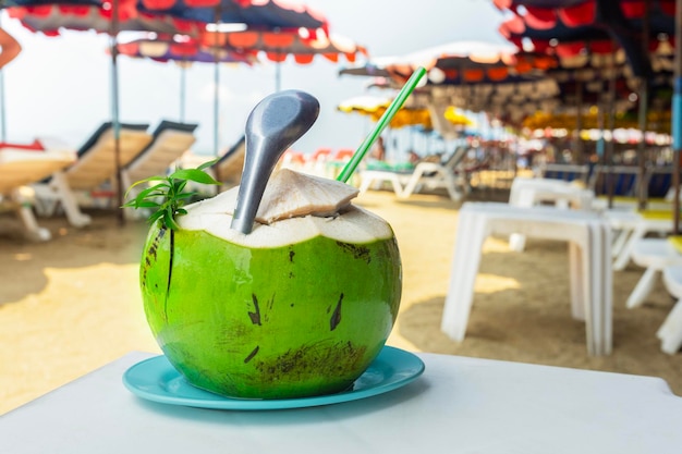 noix de coco fraîche sur l'assiette sur la plage Concept de vacances d'été à la plage en Thaïlande