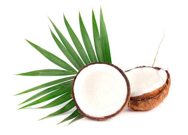 Noix de coco fraîche avec des feuilles isolé sur fond blanc