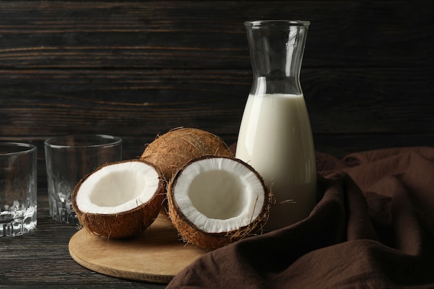 Noix de coco fraîche et lait de coco sur bois