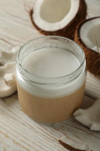 Noix de coco fraîche et lait de coco sur bois