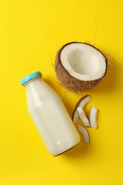 Noix de coco fraîche et lait de coco sur jaune