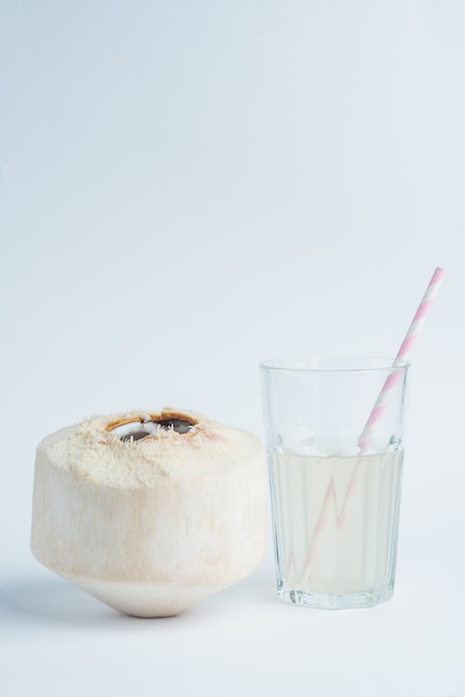 Noix de coco fraîche et lait de coco en verre transparent