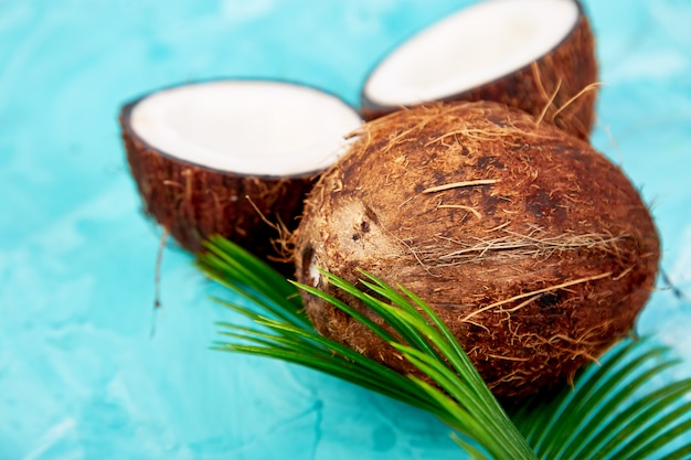 Noix de coco fraîche sur la surface bleue Lay plat.