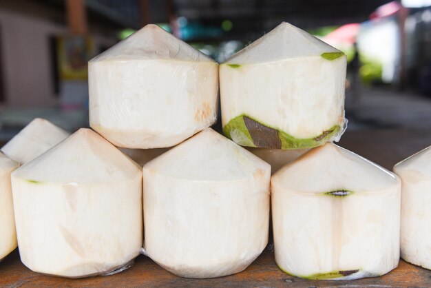 Noix de coco fraîche sur la table en bois libre