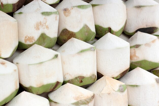 Noix de coco fraîches au marché