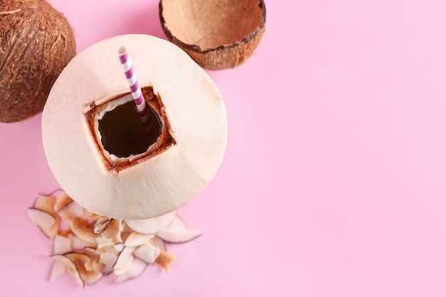 Noix de coco fraîches et mûres sur la surface de couleur