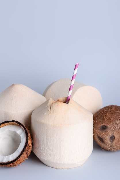 Noix de coco fraîches et mûres sur une surface légère