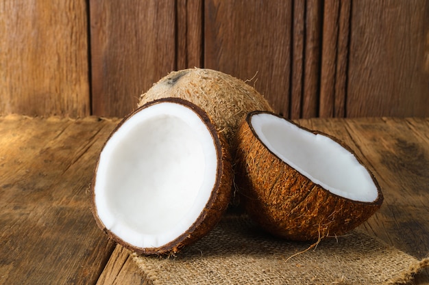 Noix de coco fraîches sur le vieux fond en bois