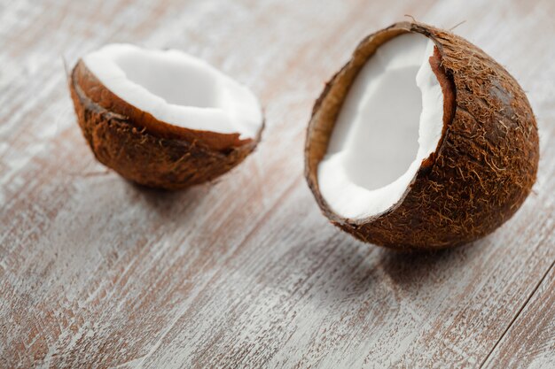 Noix de coco isolée sur un fond en bois