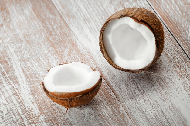 Noix de coco isolée sur un fond en bois