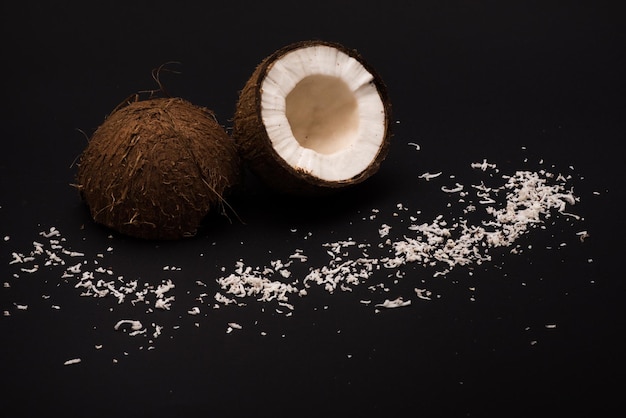 Noix de coco isolée sur fond noir