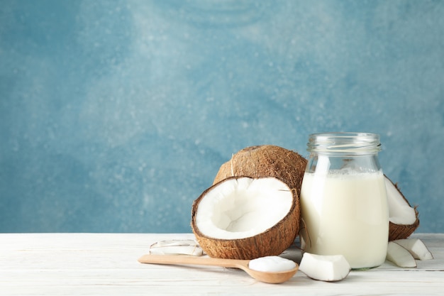 Noix de coco et lait sur bois. Fruit exotique