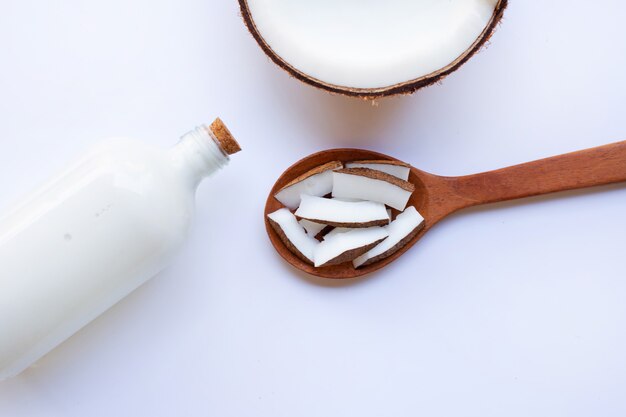 Noix de coco et lait de coco sur fond blanc.