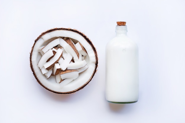 Noix de coco et lait de coco sur fond blanc.