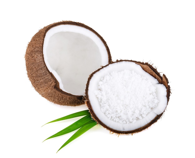 Noix de coco à moitié isolée. Noix de coco avec des feuilles de pandan isoler sur blanc