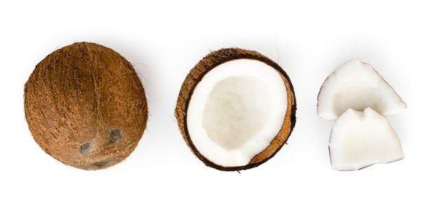 Noix de coco, moitié et morceaux isolés