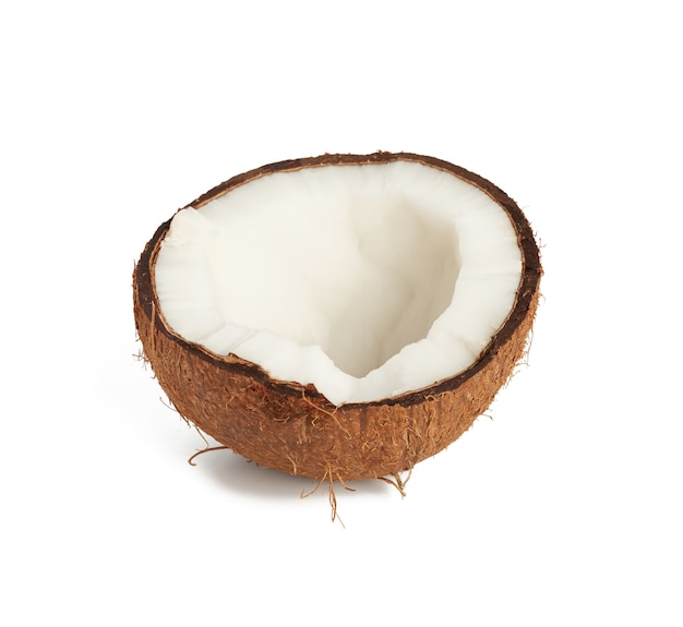 Noix de coco à moitié mûre isolée sur blanc