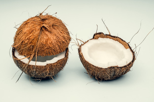 Noix de coco mûre fraîche cassée en morceaux.