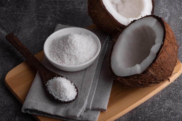 Photo noix de coco et noix de coco sur un plateau en bois