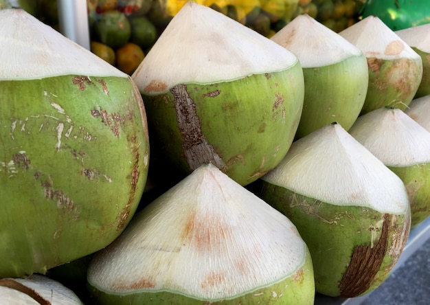 Noix de coco pelées empilées