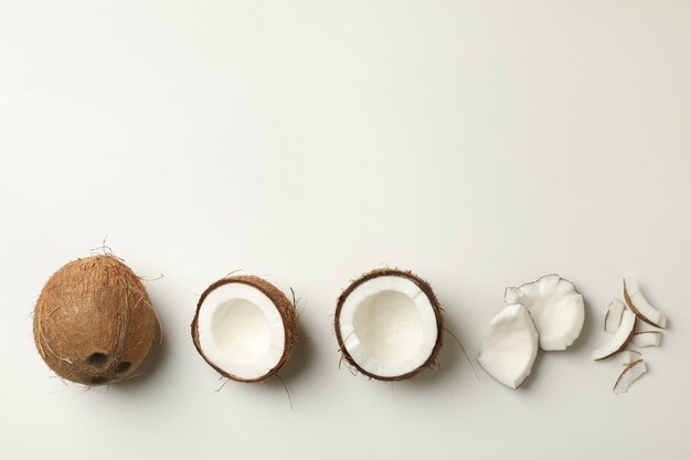 Noix de coco savoureuse fraîche sur blanc, vue du dessus