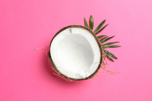 Noix de coco tropicale sur la couleur