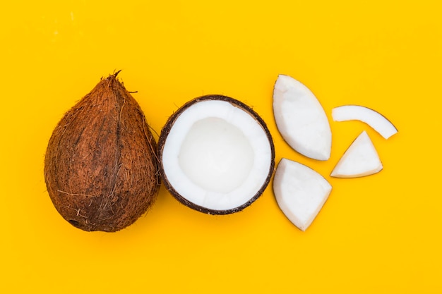 Noix de coco tropicale d'été sur un fond jaune