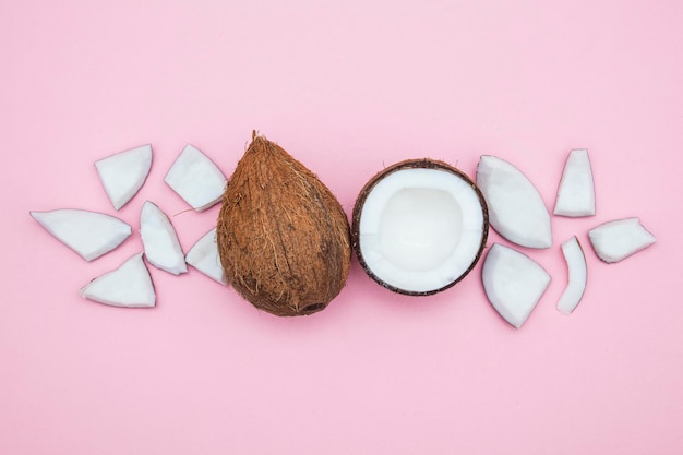 Noix de coco tropicale d'été sur un fond rose en pastel