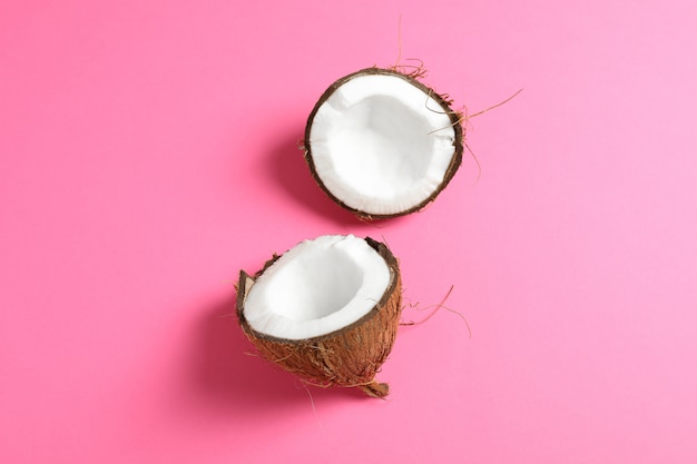 Noix de coco tropicale fendue sur la couleur